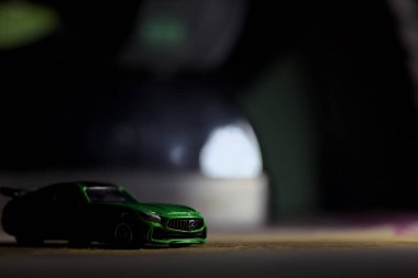 Mantova, İtalya - 11 Haziran 2025 - Takara Tomi yeşil Mercedes Benz AMG SL6 'nın bir ütü masasındaki yansıması arkasındaki demire dökülmüş hali