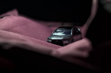 Mantova, İtalya - 11 Haziran 2025 Takara Tomi Mitsubishi 'nin güçlü bir ışık altındaki pembe bir sırt çantasındaki evriminin ralli yarışı varmış gibi görünen kopyası
