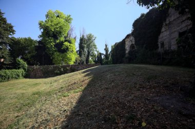 Seddin yanında dar bir kapı açıldı ve terk edilmiş bir kalenin bahçesinde gömülü bir köprünün duvarıyla çevrelendi.