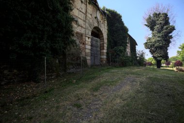 Seddin yanında dar bir kapı açıldı ve terk edilmiş bir kalenin bahçesinde gömülü bir köprünün duvarıyla çevrelendi.