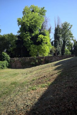 Seddin yanında dar bir kapı açıldı ve terk edilmiş bir kalenin bahçesinde gömülü bir köprünün duvarıyla çevrelendi.