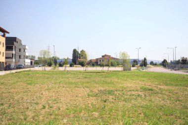 Güneşli bir günde, İtalya 'nın kırsal kesiminde, otoparkı ve terk edilmiş bir kır evi olan boş bir arazide.
