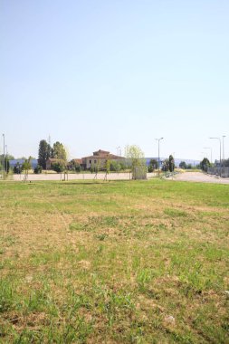Güneşli bir günde, İtalya 'nın kırsal kesiminde, otoparkı ve terk edilmiş bir kır evi olan boş bir arazide.