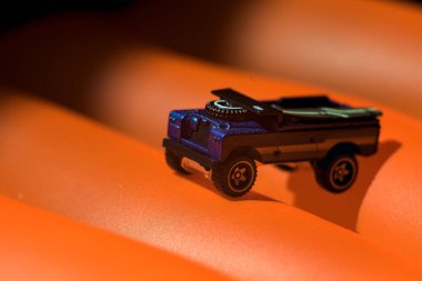 Mantova, İtalya - 10 Temmuz 2025 - 2 numaralı Land Rover serisinin sıcak tekerlekleri turuncu şişme bir hasırın üzerinde sörf tahtası ile donatılmıştır.