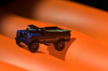 Mantova, İtalya - 10 Temmuz 2025 - 2 numaralı Land Rover serisinin sıcak tekerlekleri turuncu şişme bir hasırın üzerinde sörf tahtası ile donatılmıştır.