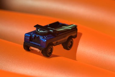 Mantova, İtalya - 10 Temmuz 2025 - 2 numaralı Land Rover serisinin sıcak tekerlekleri turuncu şişme bir hasırın üzerinde sörf tahtası ile donatılmıştır.