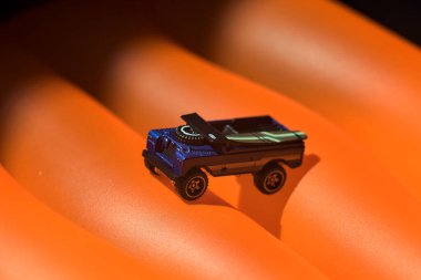 Mantova, İtalya - 10 Temmuz 2025 - 2 numaralı Land Rover serisinin sıcak tekerlekleri turuncu şişme bir hasırın üzerinde sörf tahtası ile donatılmıştır.