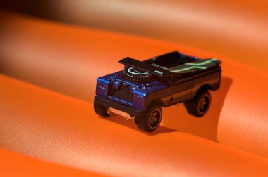 Mantova, İtalya - 10 Temmuz 2025 - 2 numaralı Land Rover serisinin sıcak tekerlekleri turuncu şişme bir hasırın üzerinde sörf tahtası ile donatılmıştır.