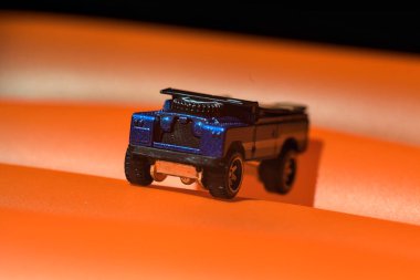 Mantova, İtalya - 10 Temmuz 2025 - 2 numaralı Land Rover serisinin sıcak tekerlekleri turuncu şişme bir hasırın üzerinde sörf tahtası ile donatılmıştır.