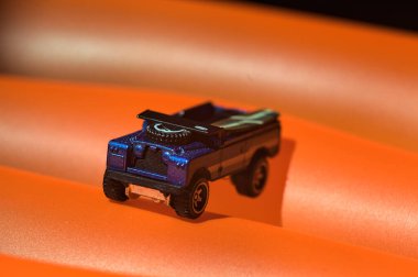 Mantova, İtalya - 10 Temmuz 2025 - 2 numaralı Land Rover serisinin sıcak tekerlekleri turuncu şişme bir hasırın üzerinde sörf tahtası ile donatılmıştır.