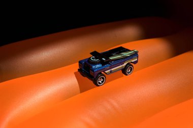 Mantova, İtalya - 10 Temmuz 2025 - 2 numaralı Land Rover serisinin sıcak tekerlekleri turuncu şişme bir hasırın üzerinde sörf tahtası ile donatılmıştır.