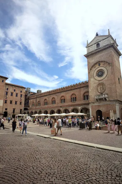 Mantova, İtalya - 27 Temmuz 2025 - Güneşli bir günde İtalya 'da bir meydanın kenarında saat kulesi olan bir saray