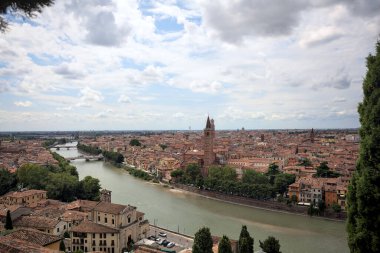 Verona, İtalya - 30 Temmuz 2025 - Adige nehri Verona 'nın bitişiğinde şehrin yukarısındaki parktan görülen çan kuleleri ile birlikte
