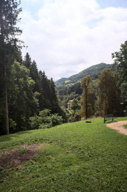 Bulutlu bir günde parktaki bir bankta uçurumdan görünen dağ sırtı.