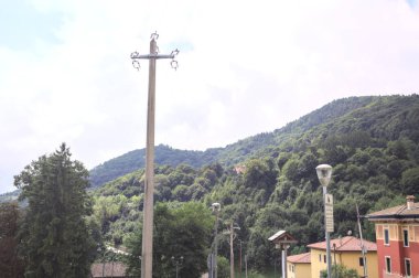 Bulutlu bir günde dağ sırtı görülebilir evleri olan bir köyden görülüyor.