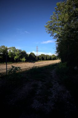 Günbatımında İtalya kırsalında ağaçlarla çevrili saptırma kanalı