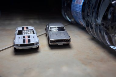 Mantova, İtalya - 28. AĞUSTOS 2025 - Ford GT Shelby 500 ve Nissan Skyline 2000GT-R 'ın kopyaları bir tünelde yarışıyormuş gibi davranıyorlar.