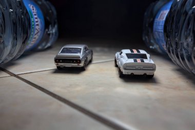 Mantova, İtalya - 28. AĞUSTOS 2025 - Ford GT Shelby 500 ve Nissan Skyline 2000GT-R 'ın kopyaları bir tünelde yarışıyormuş gibi davranıyorlar.