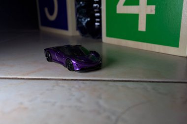 Mantova, İtalya - 28. AĞUSTOS 2025 - Bir McLaren Speedtail 'in oyuncak küplerinin yanında, dükkanları olan büyük bir caddede hız yapıyormuş gibi yapan Hot Wheels kopyası