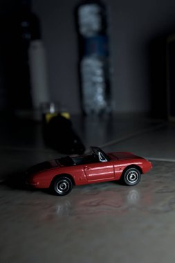 Mantova, İtalya - 28. AĞUSTOS 2025 - 1967 Alfa Romeo Duetto küpleri ve şişelerin yanında arka planda bir anıt ile meydanda yürüyormuş gibi yapan kibrit kutusu kopyası