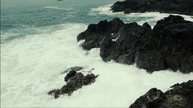 Dalgalar sahile çarpıyor.