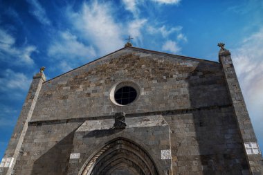 Bolsena kasabasındaki kiliselerden birinin önü.