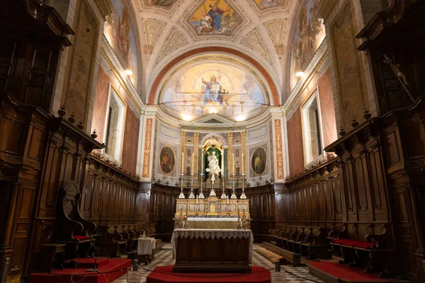 蒙蒂法斯科内的圣玛格瑞塔大教堂的祭坛 — 图库照片