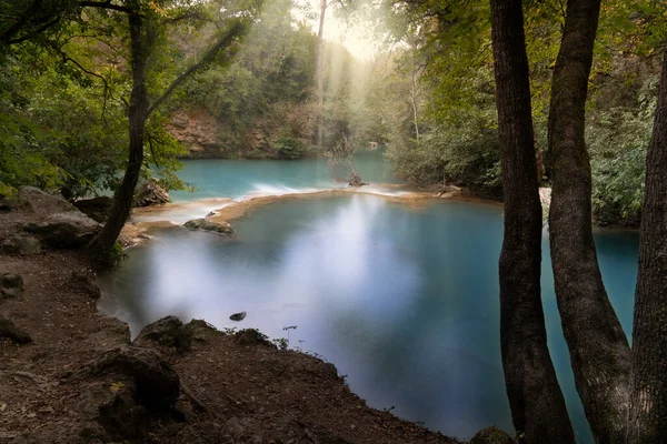 Şelaleli Nehir Toskana Güneş Işınları Olan Bir Ormanın Içinde — Stok fotoğraf