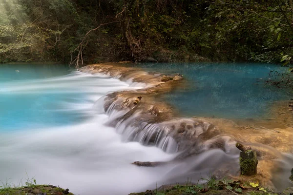Rivier Met Watervallen Een Bos Met Zonnestralen Toscane — Stockfoto
