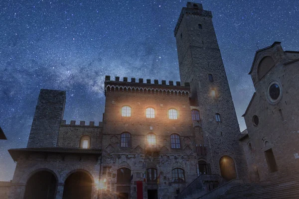 Noční Pohled Velkou Věž Radnici Města San Gimignano Toskánsku — Stock fotografie