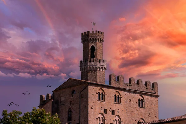 Uitzicht Een Klokkentoren Stad Volterra Bij Dageraad — Stockfoto