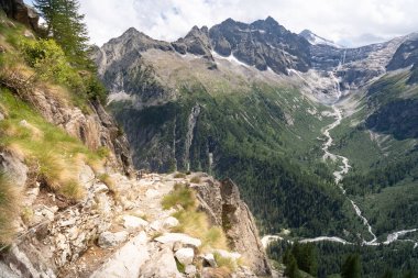 Trentino 'daki Ceneviz Vadisi' nin yukarısındaki tren yolu.