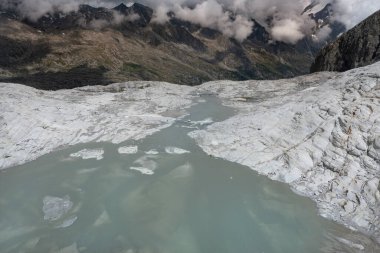 Trentino 'daki Adamello buzulu tarafından üretilen nehrin havadan görünüşü