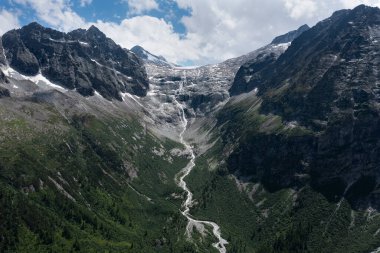 Trentino 'daki Adamello buzulunun sol tarafında üretilen şelalenin havadan görünüşü