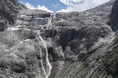 Trentino 'daki Adamello buzulunun sol kesiminde üretilen şelalelerin yakın çekim görüntüsü.