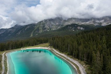 Trentino 'daki Montagnoli Gölü' nün perspektif manzarası