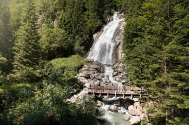 Val Nambrone Trentino 'daki Amola şelalesinin ön hava manzarası