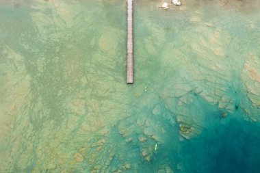 Sirmione yakınlarındaki Garda Gölü 'nde iki kano ve bir iskele manzarası.