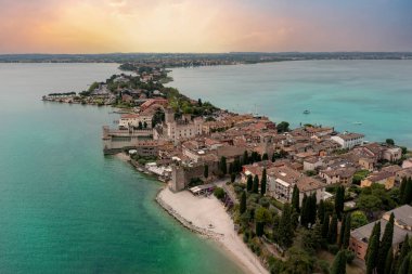 Garda Gölü üzerindeki sirmione kasabasının panoramik hava manzarası