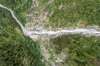 Val di Genova Trentino 'daki şelalelerden birinin dikey panoramik hava görüntüsü