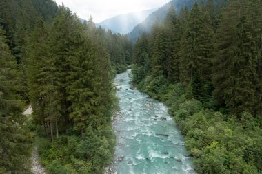 Trentino 'daki Val di Cenova' daki Sarca Nehri 'nin hava manzarası.