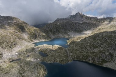 Serodoli Gölü 'nün ve Trentino' daki donmuş gölün havadan görünüşü