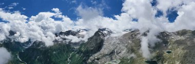 Trentino 'daki Adamello buzulunun geniş panoramik hava manzarası