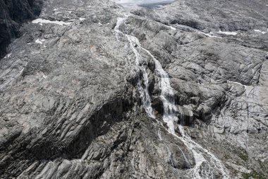 Trentino 'daki Adamello buzulu tarafından üretilen şelalenin havadan görünüşü