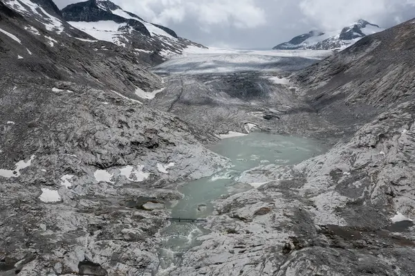 Vue Aérienne Pont Qui Traverse Eau Fonte Glacier Adamello Dans Images De Stock Libres De Droits