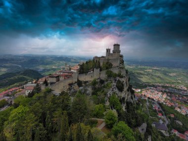 Fırtına sırasında San Marino 'nun ikinci ortaçağ kulesinin havadan görünüşü