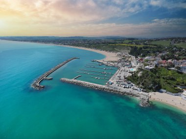 Numana limanının hava görüntüsünü kapat 