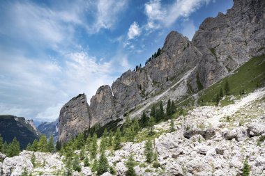 Misurina Gölü 'nün yukarısındaki dağları yardık ve İtalya' ya ulaştık.
