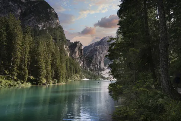 Trentino alto adige 'deki Braies Gölü' ne bir göz atalım. 
