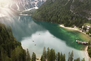 Trentino alto adialy 'deki Braies Gölü' nün günbatımında hava manzarası